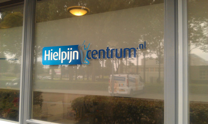 hielpijn centrum raambelettering raamreclame raambestickering melkglasbelettering melkglasreclame