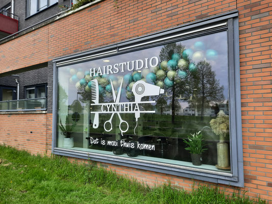 hairstudio cynthiaraambelettering raamreclame raambestickering belettering melkglas belettering melkglas reclame, binnen belettering raam belettering van der wee belettering almere