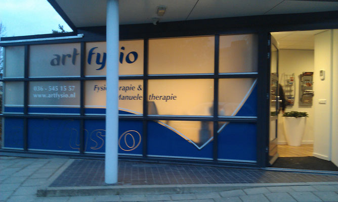 art fysio raambelettering raamreclame raambestickering melkglasbelettering melkglasreclame