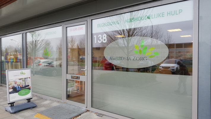 ambrosiazorg raambelettering raamreclame raambestickering melkglasbelettering melkglasreclame