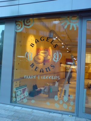 bagels en beans raambelettering raamreclame raambestickering melkglasbelettering melkglasreclame
