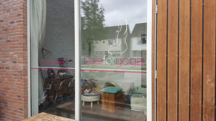 loveforyoga raambelettering raamreclame raambestickering melkglasbelettering melkglasreclame