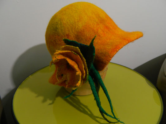 Gelber Sommerfilzhut von Heike Giesbert 