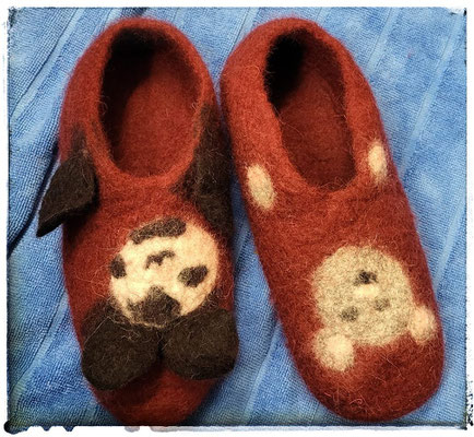 Filzpantoffeln mit Tiermotiven in Gr. 38, gefilzt von einem Mädchen