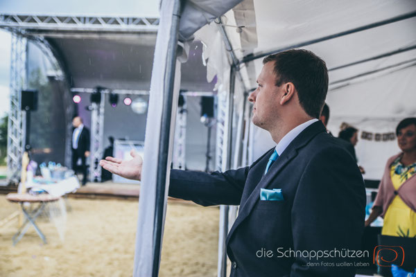 Die große Liebe heiraten, nichts schönes als das | (c) die Schnappschützen | #großeliebe #hochzeitsfotografie #hoczeitsreportage #storytelling #hochzeitsfotograf #weddingphotography #zülpichersee #strandhochzeit