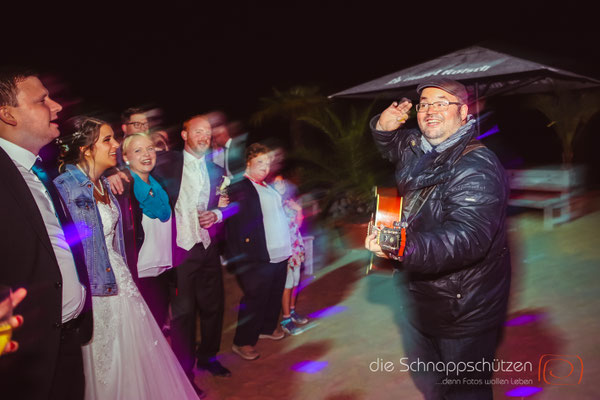 Die große Liebe heiraten, nichts schönes als das | (c) die Schnappschützen | #großeliebe #hochzeitsfotografie #hoczeitsreportage #storytelling #hochzeitsfotograf #weddingphotography #zülpichersee #strandhochzeit