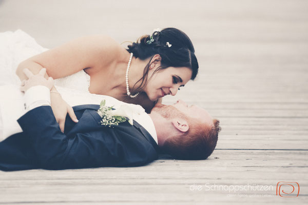 Die große Liebe heiraten, nichts schönes als das | (c) die Schnappschützen | #großeliebe #hochzeitsfotografie #hoczeitsreportage #storytelling #hochzeitsfotograf #weddingphotography #zülpichersee #strandhochzeit