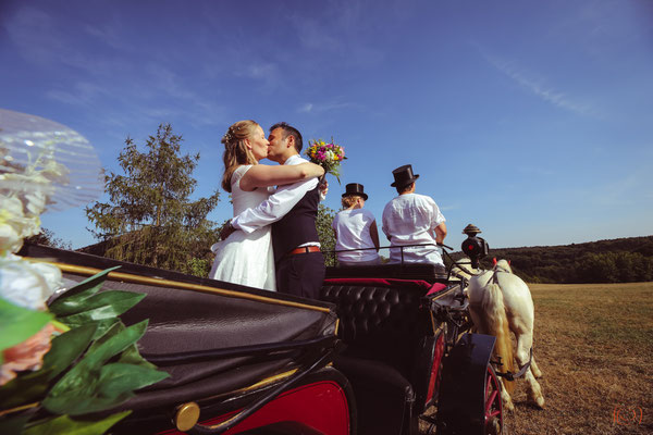 Hochzeit auf dem Land | Hochzeitskutsche | (c) die Schnappschützen | www.schnappschuetzen.de