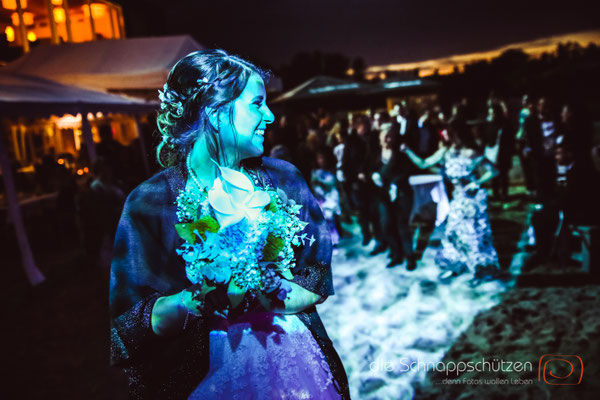 Die große Liebe heiraten, nichts schönes als das | (c) die Schnappschützen | #großeliebe #hochzeitsfotografie #hoczeitsreportage #storytelling #hochzeitsfotograf #weddingphotography #zülpichersee #strandhochzeit