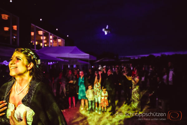 Die große Liebe heiraten, nichts schönes als das | (c) die Schnappschützen | #großeliebe #hochzeitsfotografie #hoczeitsreportage #storytelling #hochzeitsfotograf #weddingphotography #zülpichersee #strandhochzeit