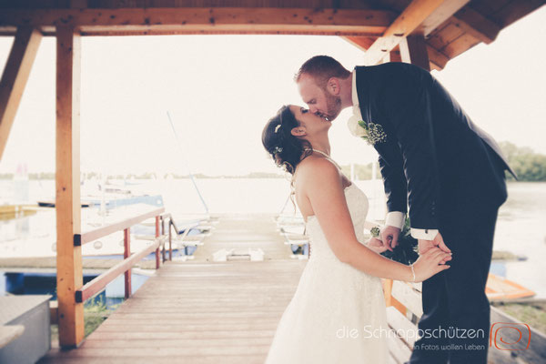 Die große Liebe heiraten, nichts schönes als das | (c) die Schnappschützen | #großeliebe #hochzeitsfotografie #hoczeitsreportage #storytelling #hochzeitsfotograf #weddingphotography #zülpichersee #strandhochzeit