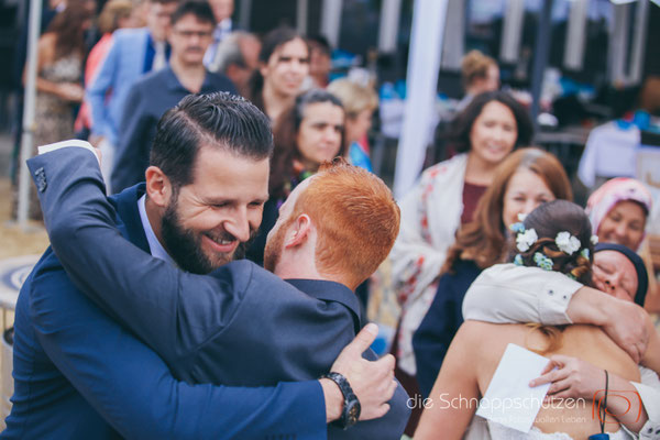 Die große Liebe heiraten, nichts schönes als das | (c) die Schnappschützen | #großeliebe #hochzeitsfotografie #hoczeitsreportage #storytelling #hochzeitsfotograf #weddingphotography #zülpichersee #strandhochzeit