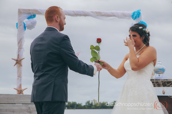 Die große Liebe heiraten, nichts schönes als das | (c) die Schnappschützen | #großeliebe #hochzeitsfotografie #hoczeitsreportage #storytelling #hochzeitsfotograf #weddingphotography #zülpichersee #strandhochzeit