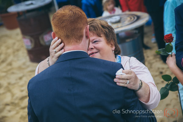 Die große Liebe heiraten, nichts schönes als das | (c) die Schnappschützen | #großeliebe #hochzeitsfotografie #hoczeitsreportage #storytelling #hochzeitsfotograf #weddingphotography #zülpichersee #strandhochzeit