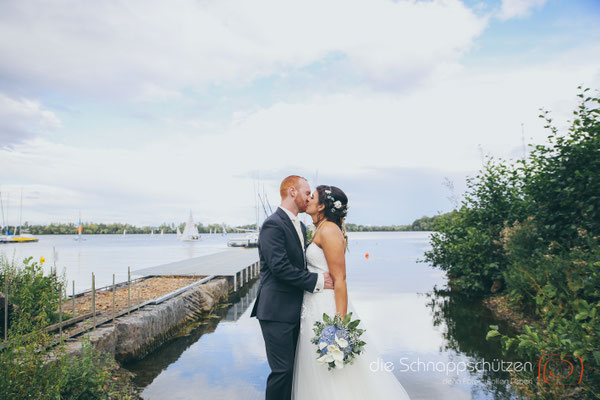 Die große Liebe heiraten, nichts schönes als das | (c) die Schnappschützen | #großeliebe #hochzeitsfotografie #hoczeitsreportage #storytelling #hochzeitsfotograf #weddingphotography #zülpichersee #strandhochzeit