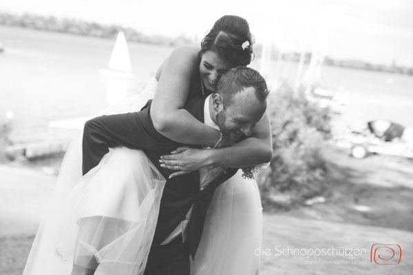 Die große Liebe heiraten, nichts schönes als das | (c) die Schnappschützen | #großeliebe #hochzeitsfotografie #hoczeitsreportage #storytelling #hochzeitsfotograf #weddingphotography #zülpichersee #strandhochzeit