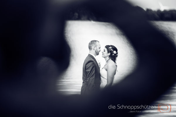 Die große Liebe heiraten, nichts schönes als das | (c) die Schnappschützen | #großeliebe #hochzeitsfotografie #hoczeitsreportage #storytelling #hochzeitsfotograf #weddingphotography #zülpichersee #strandhochzeit