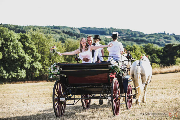 Hochzeit auf dem Land | Hochzeitskutsche | (c) die Schnappschützen | www.schnappschuetzen.de