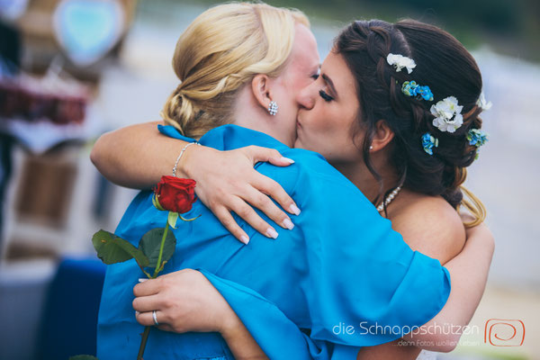 Die große Liebe heiraten, nichts schönes als das | (c) die Schnappschützen | #großeliebe #hochzeitsfotografie #hoczeitsreportage #storytelling #hochzeitsfotograf #weddingphotography #zülpichersee #strandhochzeit