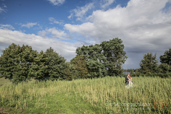 Die große Liebe heiraten, nichts schönes als das | (c) die Schnappschützen | #großeliebe #hochzeitsfotografie #hoczeitsreportage #storytelling #hochzeitsfotograf #weddingphotography #zülpichersee #strandhochzeit