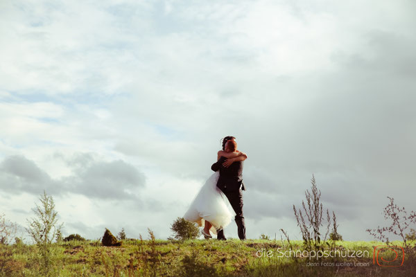Die große Liebe heiraten, nichts schönes als das | (c) die Schnappschützen | #großeliebe #hochzeitsfotografie #hoczeitsreportage #storytelling #hochzeitsfotograf #weddingphotography #zülpichersee #strandhochzeit