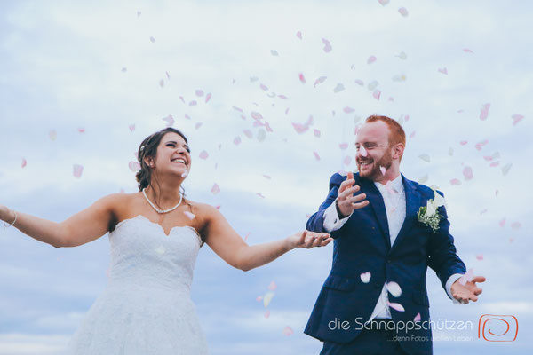 Die große Liebe heiraten, nichts schönes als das | (c) die Schnappschützen | #großeliebe #hochzeitsfotografie #hoczeitsreportage #storytelling #hochzeitsfotograf #weddingphotography #zülpichersee #strandhochzeit