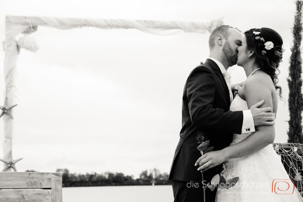 Die große Liebe heiraten, nichts schönes als das | (c) die Schnappschützen | #großeliebe #hochzeitsfotografie #hoczeitsreportage #storytelling #hochzeitsfotograf #weddingphotography #zülpichersee #strandhochzeit