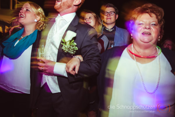 Die große Liebe heiraten, nichts schönes als das | (c) die Schnappschützen | #großeliebe #hochzeitsfotografie #hoczeitsreportage #storytelling #hochzeitsfotograf #weddingphotography #zülpichersee #strandhochzeit