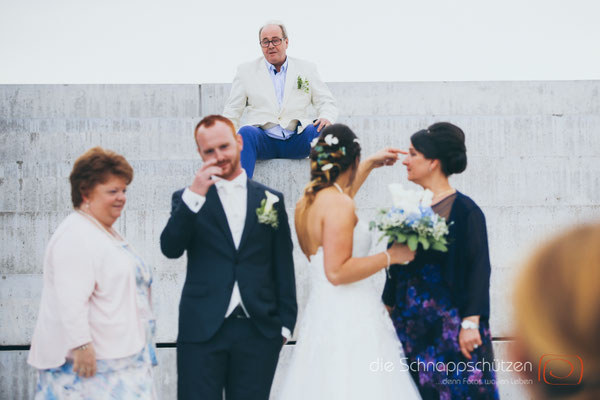 Die große Liebe heiraten, nichts schönes als das | (c) die Schnappschützen | #großeliebe #hochzeitsfotografie #hoczeitsreportage #storytelling #hochzeitsfotograf #weddingphotography #zülpichersee #strandhochzeit