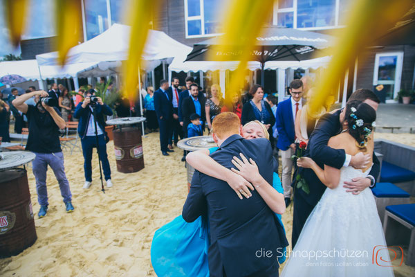 Die große Liebe heiraten, nichts schönes als das | (c) die Schnappschützen | #großeliebe #hochzeitsfotografie #hoczeitsreportage #storytelling #hochzeitsfotograf #weddingphotography #zülpichersee #strandhochzeit