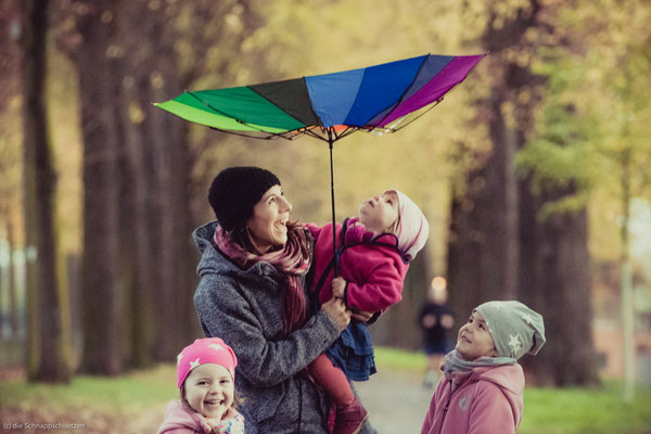 Weather Girls | wildes Familienshooting in Köln am Rhein mit Regenbogen | (c) die Schnappschützen