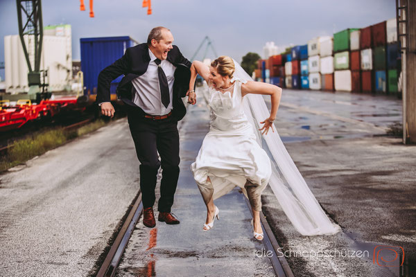 afterwedding mit viel Zeit für einander  | (c) die Schnappschützen | #niehlerhafen #afterwedding #schnappschützen #brautpaarshooting