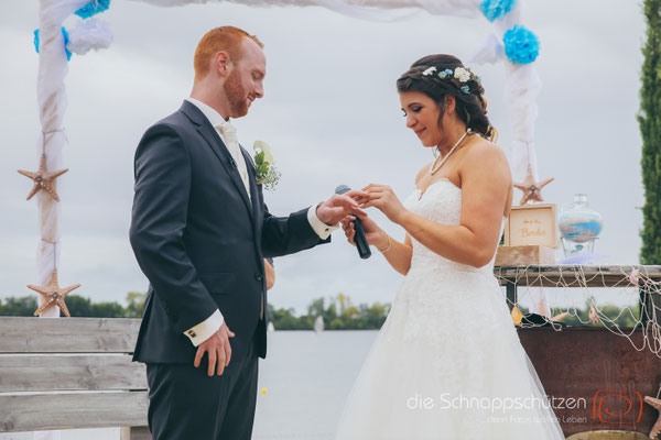 Die große Liebe heiraten, nichts schönes als das | (c) die Schnappschützen | #großeliebe #hochzeitsfotografie #hoczeitsreportage #storytelling #hochzeitsfotograf #weddingphotography #zülpichersee #strandhochzeit