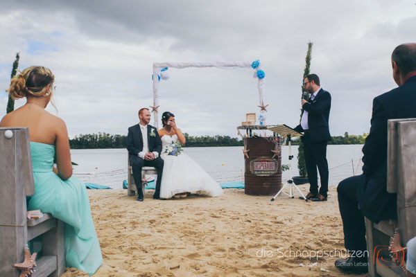 Die große Liebe heiraten, nichts schönes als das | (c) die Schnappschützen | #großeliebe #hochzeitsfotografie #hoczeitsreportage #storytelling #hochzeitsfotograf #weddingphotography #zülpichersee #strandhochzeit