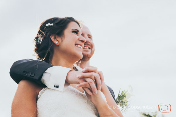 Die große Liebe heiraten, nichts schönes als das | (c) die Schnappschützen | #großeliebe #hochzeitsfotografie #hoczeitsreportage #storytelling #hochzeitsfotograf #weddingphotography #zülpichersee #strandhochzeit