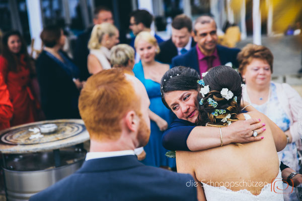 Die große Liebe heiraten, nichts schönes als das | (c) die Schnappschützen | #großeliebe #hochzeitsfotografie #hoczeitsreportage #storytelling #hochzeitsfotograf #weddingphotography #zülpichersee #strandhochzeit