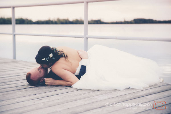 Die große Liebe heiraten, nichts schönes als das | (c) die Schnappschützen | #großeliebe #hochzeitsfotografie #hoczeitsreportage #storytelling #hochzeitsfotograf #weddingphotography #zülpichersee #strandhochzeit