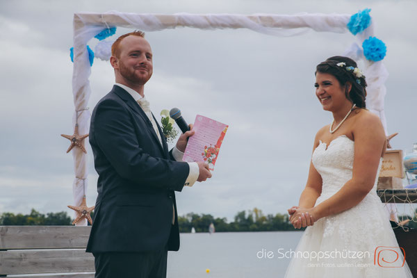 Die große Liebe heiraten, nichts schönes als das | (c) die Schnappschützen | #großeliebe #hochzeitsfotografie #hoczeitsreportage #storytelling #hochzeitsfotograf #weddingphotography #zülpichersee #strandhochzeit