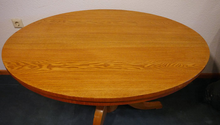 Der Tisch wurde so umgearbeitet, dass er einfach um 8 cm niedriger gesetzt werden kann.