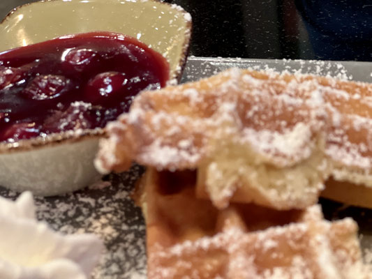 Original Belgische Waffeln mit heißen Kirschen, Vanilleeis und Sahne