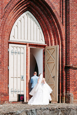 Einzug Braut und Bräutigam in die Kirche