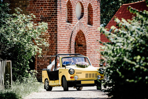 Abfahrt im Hochzeitsauto zur Hochzeitsfeier 