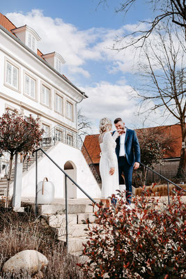 glücklich verheiratet vor dem Hotel Wyndberg in Lüneburg