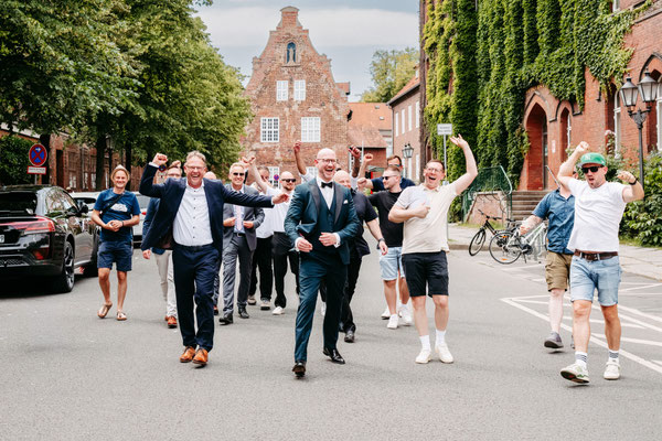 Bräutigam mit Freunden auf der Straße vor dem Standesamt Heinrich Heine Haus Lüneburg
