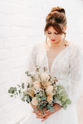 Braut mit wundervollem Brautstrauß im Gang zum Hochzeitssaal des Wasserturms Lüneburg