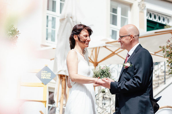 Hochzeitsfoto vor dem Wyndberg Hotel Lüneburg