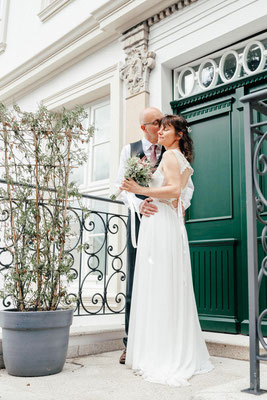 Hochzeitspaar vor dem Wyndberg Hotel in Lüneburg