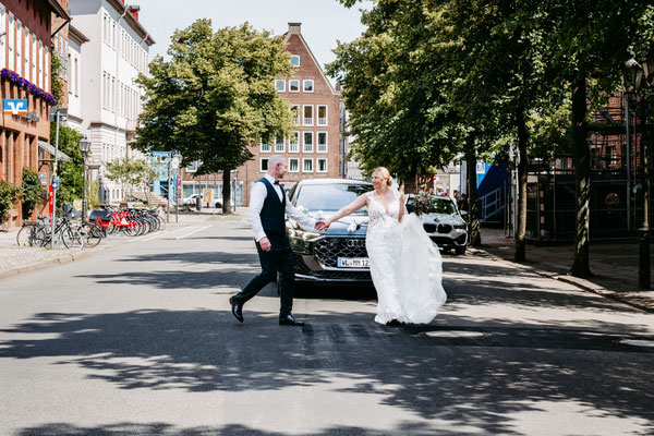 Brautpaar auf dem Weg zum Brautpaarshooting in Lüneburg