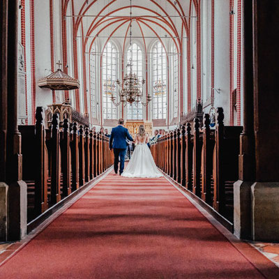 Einzug der Braut mit dem Brautvater in die Kirche