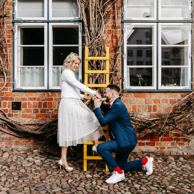 Handkuss nach der Hochzeit vor dem Standesamt Lüneburg